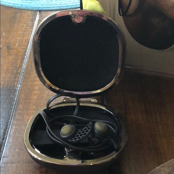 Wireless ear buds - Picture 2 of 4